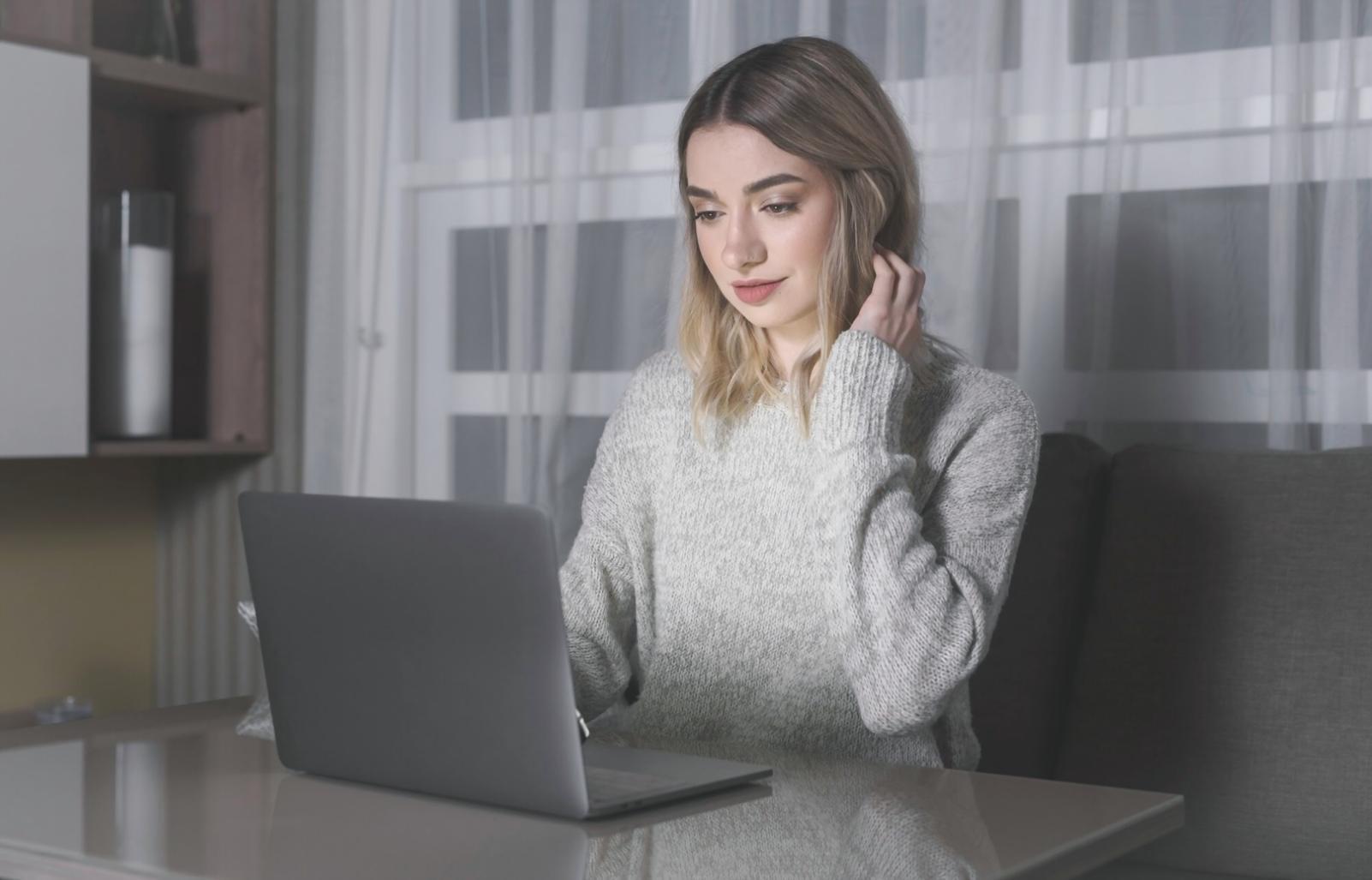 Специалисты работают с финансовыми данными